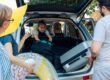 Técnico de Baterías Powervolt haciendo la revisión de batería para carro en Bucaramanga, cuando se van de vacaciones